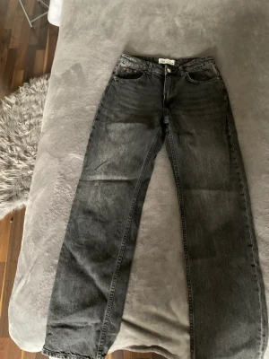 Straight mid jeans Zara - Trendiga midwaist straight jeans från zara.⭐️