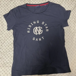 Gant tshirt  - En marinblå gant tshirt. Frakten ingår, skriv för fler bilder❤️