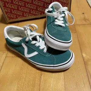 Vans skor i stl 36 Aldrig använda och i original låda. De är gröna/ mörkt turkosa. De är i mocka