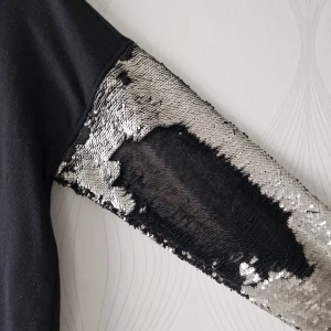 Svart  tjocktröja  - Mysig tjocktröja med glitter detalj är lite lång 