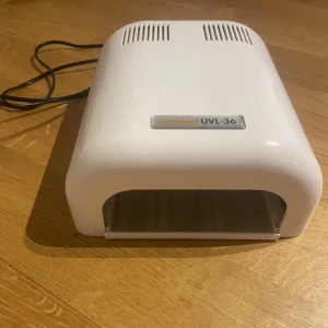 Nagelkit - En uv lama som är köpt på en bra hemsida till gelnaglar och det ingår även tippar samt andra små tillbehör. Vid snabb affär kan pris diskuteras