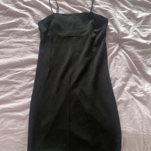 Svart klänning nr 2 - Denna klänningen har jag tyvärr vuxit ur. Användt skick men finns band man kan ställa in på klänningen. Så passar de flesta 