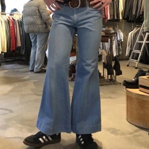 bootcut 70tal byxor med skärp - Jeans från Hollywood, butik i Stockholm på 70-talet. Super kvalitet. Lite för korta för mig dock. Skulle gissa strl 30/30. 