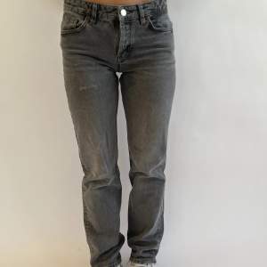 Skitsnygga trendiga mellanmidjade jeans från zara i en grå färg. Finns ej att köpa på zara längre!