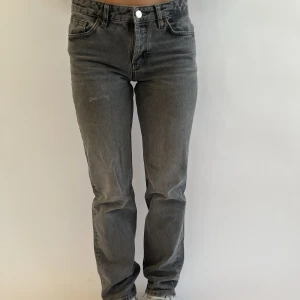 Zara midrise jeans - Skitsnygga trendiga mellanmidjade jeans från zara i en grå färg. Finns ej att köpa på zara längre!