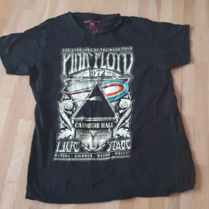 Band tshirt  - Köpte i prag för ett tag sen, kommer inte till användning längre