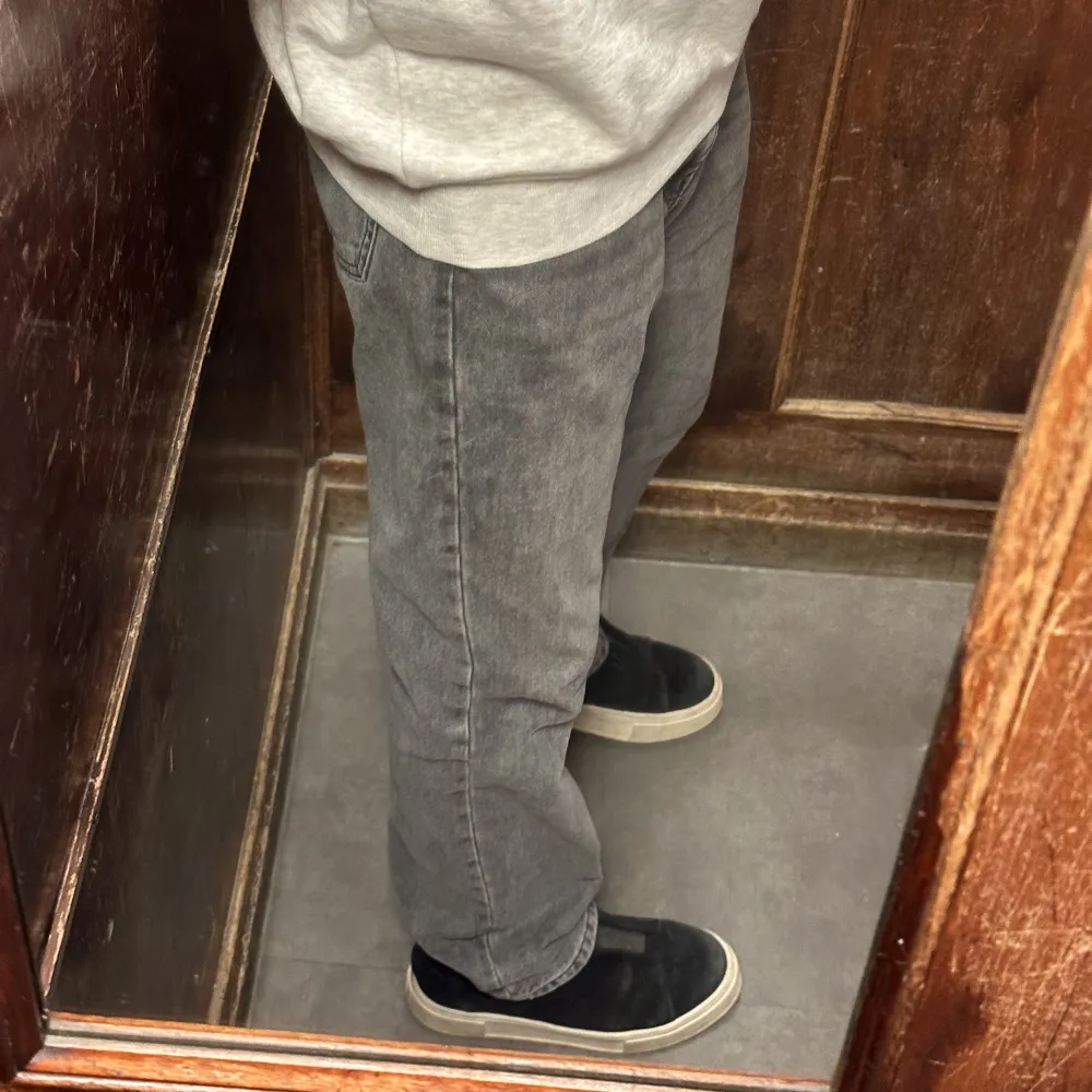 Grå jeans från zara i storlek 40(motsvarar typ 30 i vanlig) . Jag är 175cm lång. Passar om man är mellan 173-180. Har de rätt högt upp då de är för stora på mig. Riktigt bra skick knappt använda och slutsålda överallt vad jag vet!. Jeans & Byxor.