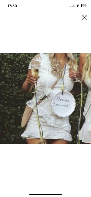 Klänning  - Perfekt studentklänning! Från dm. Säljer för jag har en annan. Storlek xs passar även s💕