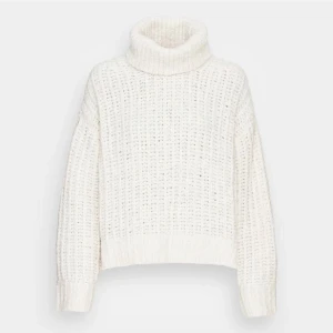 Vit stickad tröja - En söt vit stickade tröja som passar bra för vinter/höst ,är varm och bekväm. Gör din nacke mysig. Köpare betalar för frakt