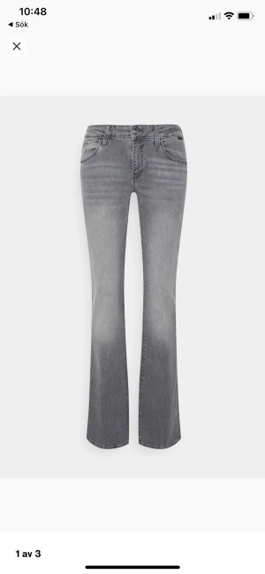 Mavi mid Rise jeans  - Säljer mina Bella mid Rise jeans, bootcut. Bra sick, inte så använda. Stl 27/32. Passar mig som vanligtvis har stl 36💕