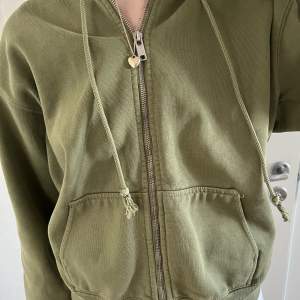 Säljer min fina christy hoodie från Brandy Melville i färgen Matcha Green💚 Modellen är Regular Fit i onesize storlek! Frakt tillkommer