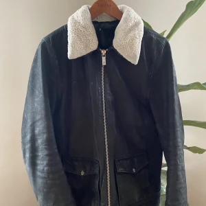 Jacka från scotch & soda  - Fin svart jacka från scotch & soda. Har haft den mycket, men den är fin fortfarande. 