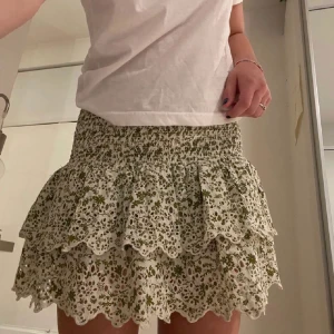 Volang kjol zara  - Grön/vit volangkjol från zara. Slutsåld och perfekt nu till vår/sommar!