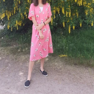 Klänning - Säljer denna söta sommarklänning från Lindex. Storlek Xs. Är 166 cm. Av 100% bomull. Passar som midsommarklänning. 