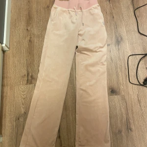 Juicy couture  - Säljer dessa som endast är använda 1 gång, men kommer ej till användning💕lite mer rosa än vad det ser ut som på bilden