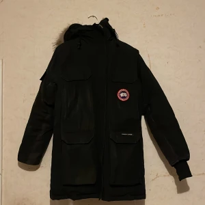 Canda Goose jacka  - Skick 7-8/10 inga hål eller liknande men pälsen är lite förstörd då den har blivit kemtvättas   Varm och skön   Vet ej om denna är äkta så skapa en uppfattning och kom med ett bud mer bilder finns vid intresse, kan fraktas och byten kan vara intressant 