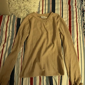 Topp - Topp med slits vid slutet av ärmen. Helt ny, bara prövad för bildens skull. Strl. S, passar även XS.  Pris kan diskuteras 