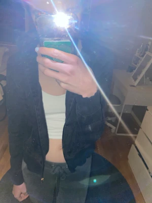 Juciy tröja - Hejsan jag säljer min jätte fina svarat Juciy tröja. Får tyvärr ingen användning av den längre, bra skick, använd 3-5 gånger✨Passar xxs-s. Pris kan diskuteras vid snabb affär