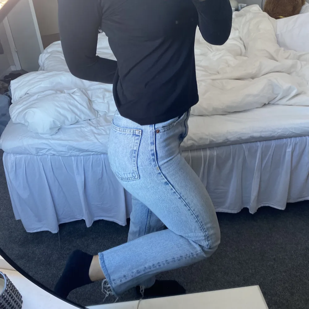Ljusblå jeans från zara, kortare modell💕 storlek 32 men skulle säga att det passar bättre på mig som vanligtvis har 34!. Jeans & Byxor.