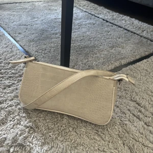 Axelremsväska  - Liten neige väska, supersöt och fin och passar till allt