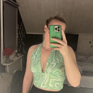 Festtopp - En grön fin festtopp, säljer pga inte min färg. Köpare står för frakt