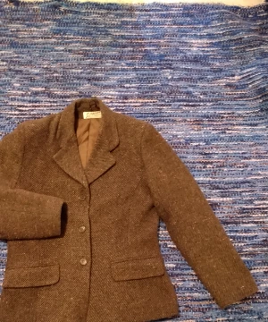 Brun kavaj  - Brun tweedliknande kavaj i fint skick. Går till höfterna på mig.