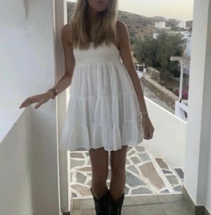 Zara vit klännin - Snygg klänning från Zara i storlek S. Köpt i butik för ca 1 år sedan. Intill oanvänd och skicket är som nytt. Alla 3 bilder är lånade men skriv för egna! Budgivning pågår men köp för fast pris 350kr❤️