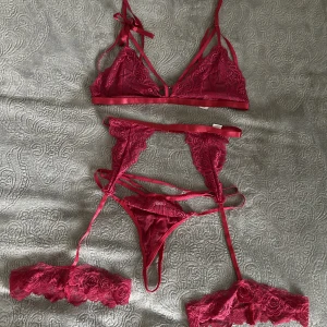 Underklädersset - 3 piece set, aldrig använt och helt nytt. Toppen kom med en rosett, men jag personligen tycker att den såg bättre ut utan rosett helt