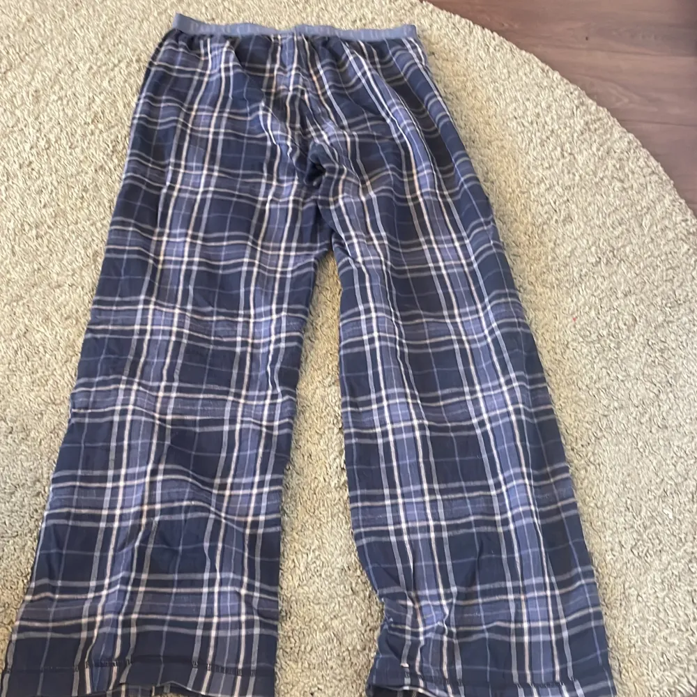 Mörkblå pyjamasbyxor. Lager är avklippta så jag vet inte vilken storlek det är men skulle säga s-m.. Jeans & Byxor.