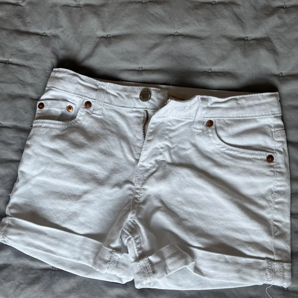 Vita Levis jeans shorts som är lågmidjade och köptes i sommras!❤️ shortsen är aldrig använda endast testade❣️köptes för 500kr och dom har inga skador och är som nya💕kontakta vid intresse eller annat!. Shorts.
