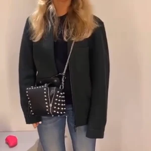 Kappa - Säljer denna as fina kappan från cos, köpte den förra året för 1300, säljer pga får inte användning för den längre men den är i toppskick, skriv privat för mer frågor 