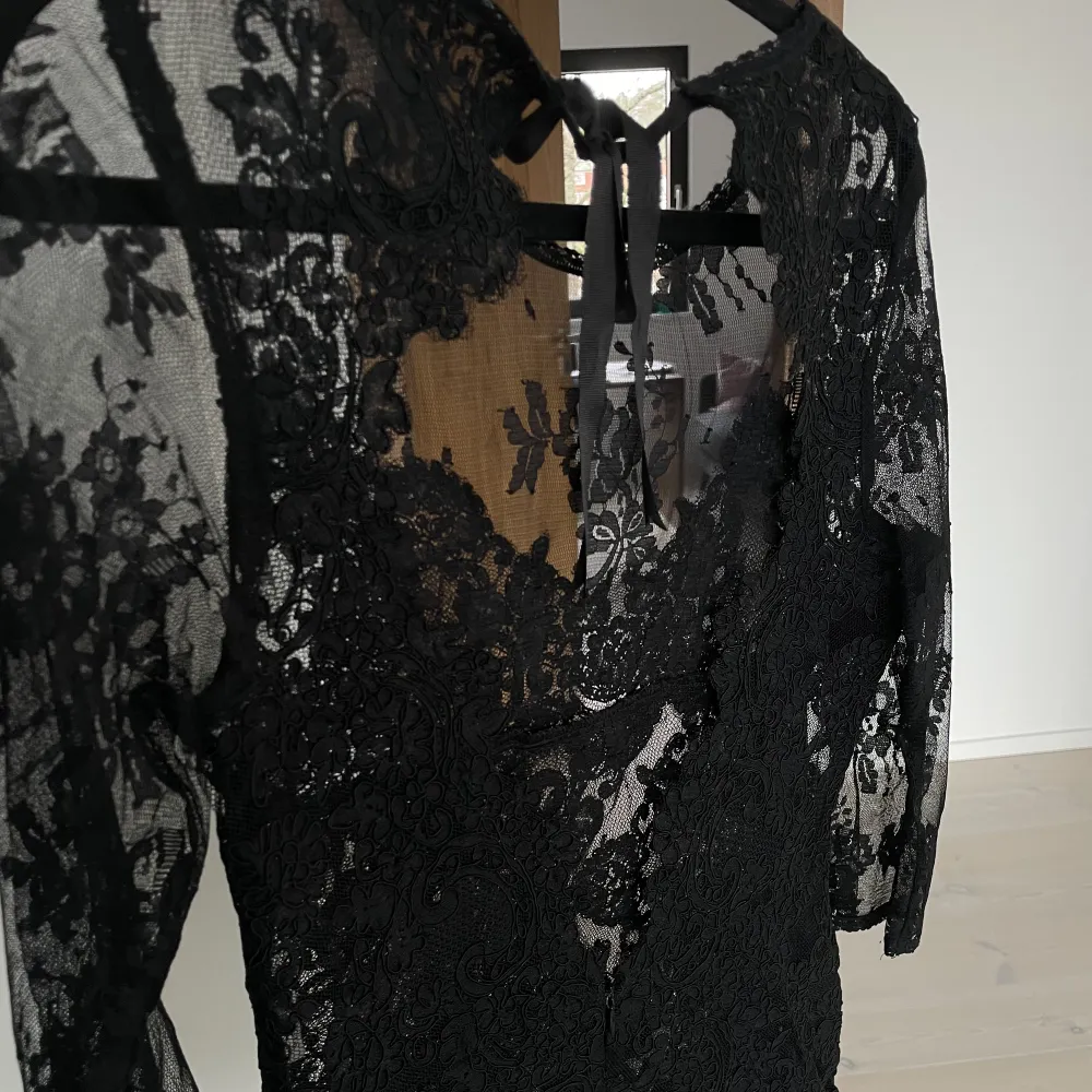 Super fin svart spets Ida Sjöstedt klänning med en öppen rygg. Perfekt till mösspptagningen eller liknande. Som nytt skick nypris 3699kr. Klänningar.