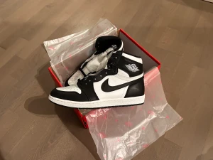 Nike air Jordan 1 panda high 42.5 - Storlek 42.5  Helt nytt skick  Kvitto finns 