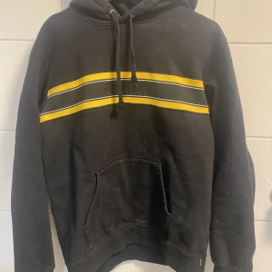 Supreme Hoodie  - Inköpt från Supremes hemsida 2019.  Relativt unikt plagg ✌️  Plagget är i 100% bomull så är lite tjockare och håller värmen bra 💫  Jag är 187 75kg så tröjan sitter lite oversize på mig 💫