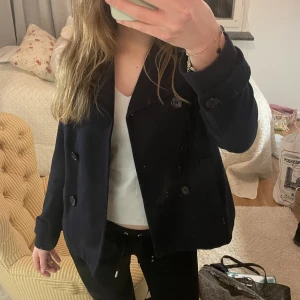 Mörkblå kort kappa - Intresse koll på min marinblå korta kappa ifrån hm storlek 34. Inga defekter och verkligen super fin. Säljer eventuellt, för jag behöver pengar💕💕 skriv om du vill köpa
