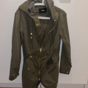 Tunn Parka kappa - Säljer denna fina nästan oanvända parka kappa i mörkgrön. Strl: S 