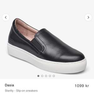 Fina slip on sneakers i storlek 38 från Dasia. Använda fåtal gånger. När jag fick hem skon hade dem en defekt, se bild 3. Köpta för 1099kr. Säljer för 300kr+ frakt. Pris kan diskuteras vid snabb affär.