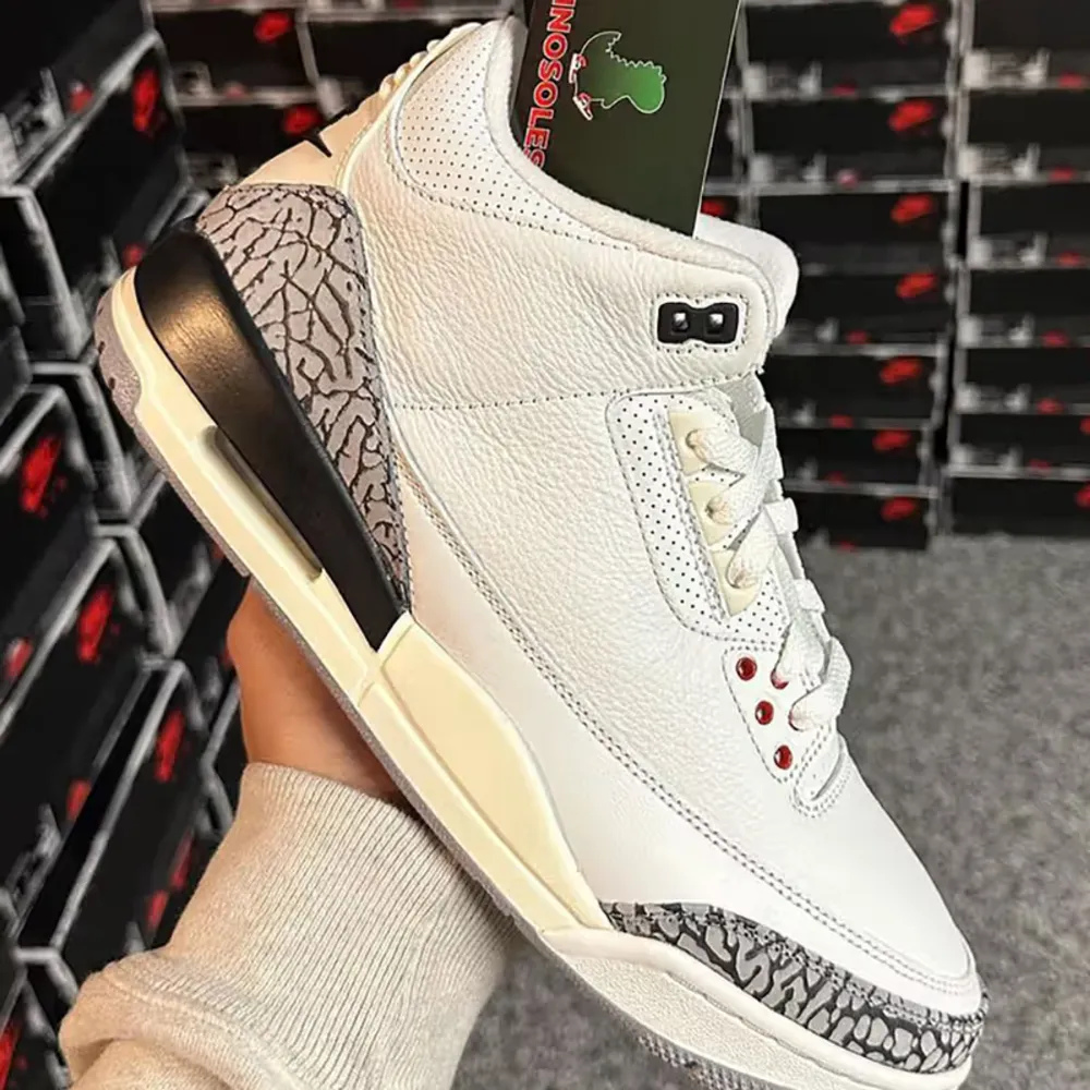 Helt nya Air Jordan 3 White Cement ”Reimagined” i storlek 44/US10 Lånad bild kan fixa Tveka inte att höra av dig. Skor.