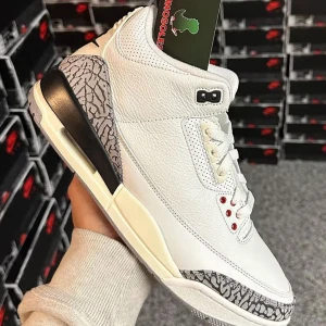 Air Jordan 3 White Cement 2023 - Helt nya Air Jordan 3 White Cement ”Reimagined” i storlek 44/US10 Lånad bild kan fixa Tveka inte att höra av dig
