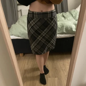 Rutig kjol - Rutig kjol från Gerry Weber. Kan användas av de som har mindre storlek, men då blir den längre och lågmidjad. (Jag är 160cm, och den är till knäna på mig)