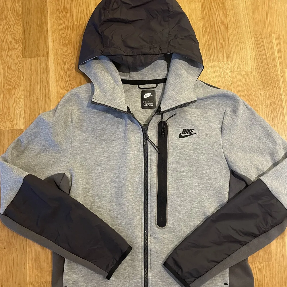 Hybrid Nike tech fleece kofta i storlek M. Koftan är använd men i riktigt bra skick.   Möts och fraktar, öppen för bud och hör av dig ifall du är intresserad!. Hoodies.