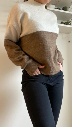 Tjocktröja - Beige & brun tjocktröja. 