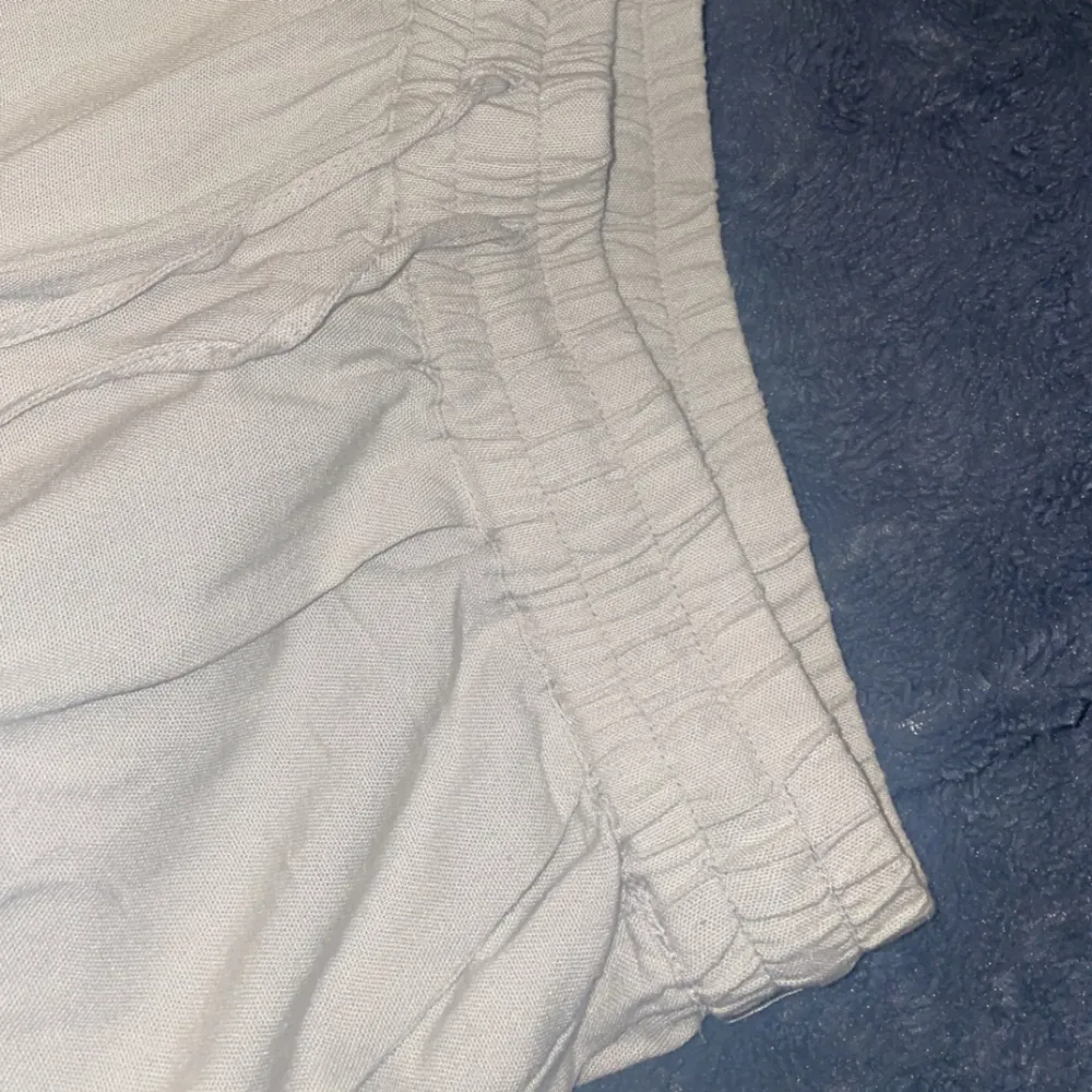 SĂ€ljer nu ett par otroligt fina beiga linnebyxor đ Enbart anvĂ€nda en gĂ„ng dĂ„ som tyvĂ€rr inte passade mig.. alltsĂ„ i helt nytt skick, först till kvarn, köparen stĂ„r för frakten! Vill ni har mer bilder eller har frĂ„gor Ă€r det bara att kontakta mig!. Farkut & Housut.