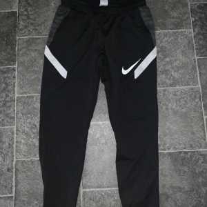 Träningsbyxor  - Nike träningsbyxor, bra skick, använda ett fåtal gånger, jättesköna