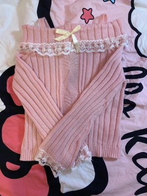 Kawaii tröja - En helt oanvänd off-skoulder tröja, skuggan på bilden är bara min telefon och är ej en fläck! 🎀 kontakta gärna vid intresse!