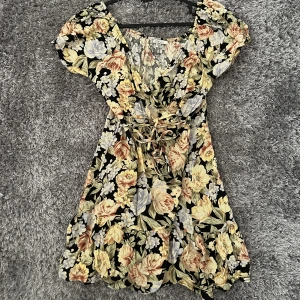 Kort Sommarklänning  - Hej!💖 Säljer min söta sommarklänning. Storlek S💖