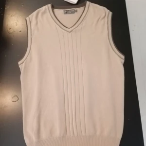 Väst - En mycket fin och sparsamt använd väst ifrån märket joyboy sitter som en L för övriga frågor kontakta mig så svarar jag så fort jag kan ^^