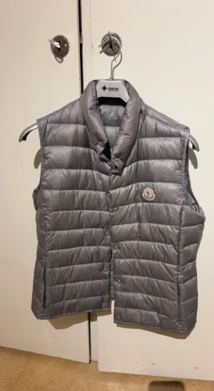 Moncler väst - Säljer min gråa moncler väst som är en tjej vöst men jag har använt den som kille den är i stl 4 för tjejer vilket jag skulle säga motsvarar stl 1? För killar hör av er för andra frågor