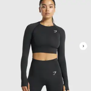 Cropped träningströja från gymshark. Använd fåtal gånger. Runt och luftigt material. 