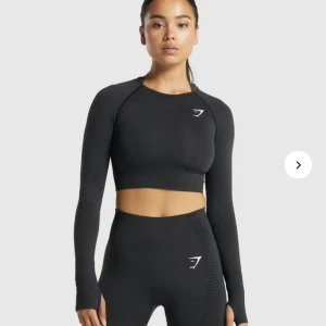 Träningströja  - Cropped träningströja från gymshark. Använd fåtal gånger. Runt och luftigt material. 